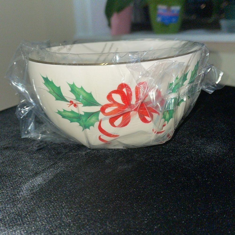 NIB Lenox vintage 16 oz gold rim red bow mistletoe luxury holiday ceramic bowl
